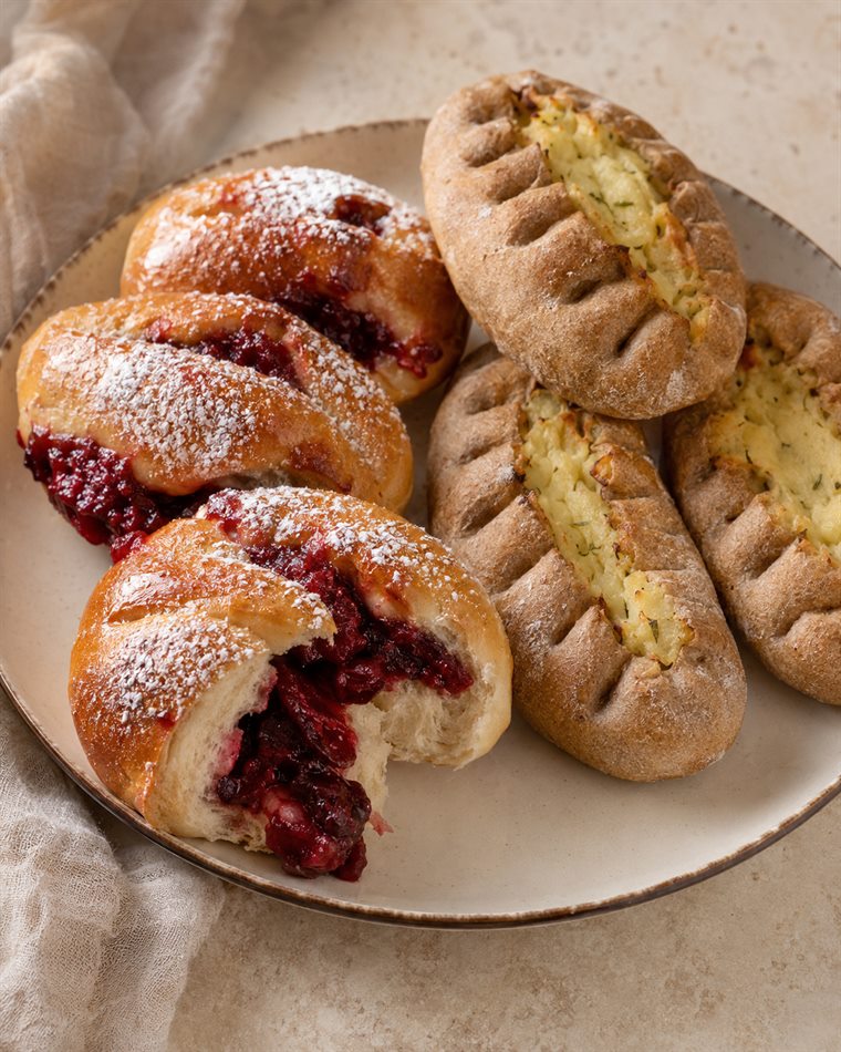 Карельские калитки и витушки с брусникой